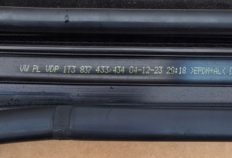 VW ID BUZZ CARGO USZCZELKA DRZWI SZYBY PRAWY PRZÓD 1T3837434