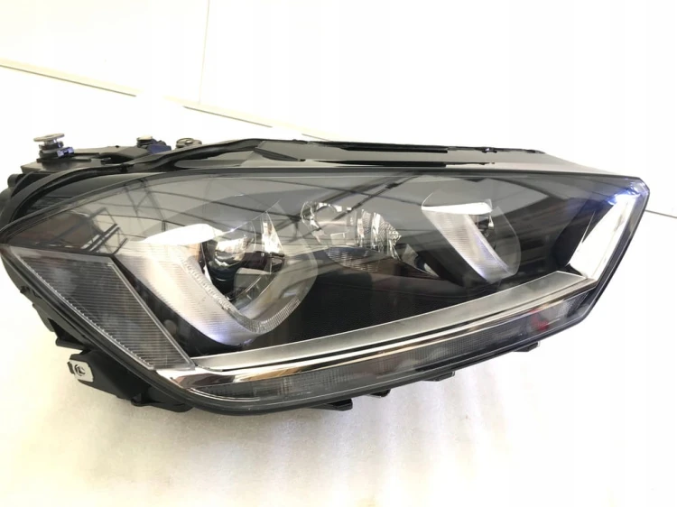 VW GOLF VII SPORTSVAN BIXENON LED LAMPA PRAWY 517