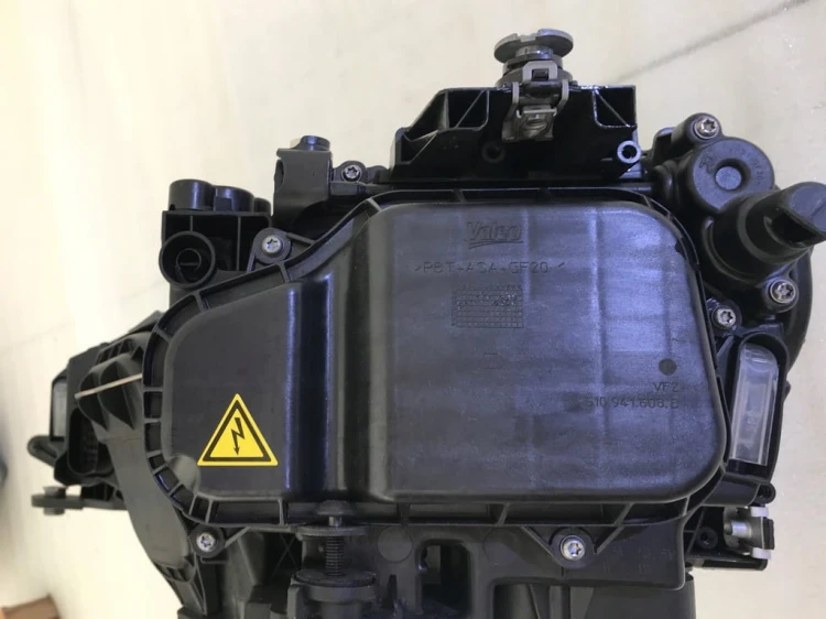 VW GOLF VII SPORTSVAN BIXENON LED LAMPA PRAWY 517