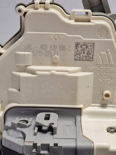 TOUAREG III AUDI ZAMEK DRZWI PRAWY TYŁ 4G0839016C
