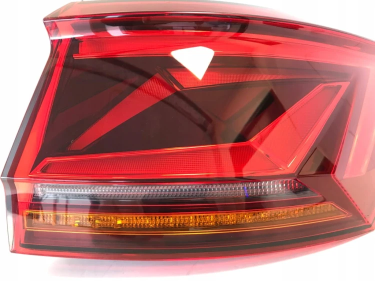 TOUAREG III R-LINE LAMPA TYŁ PRAWA LED 760945208