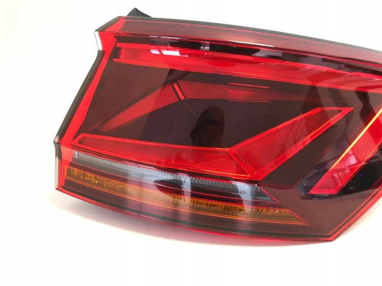 TOUAREG III R-LINE LAMPA TYŁ PRAWA LED 760945208