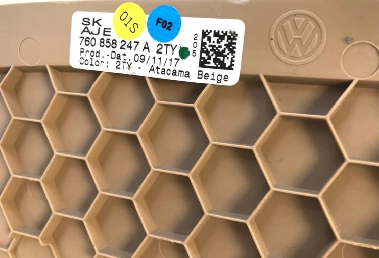 VW TOUAREG III ZAŚLEPKA KONSOLI LEWA 760 BEŻOWA