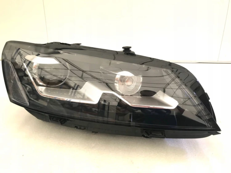 VW PASSAT XENON LAMPA REFLEKTOR PRZEDNI LED 56D941752A PRAWA