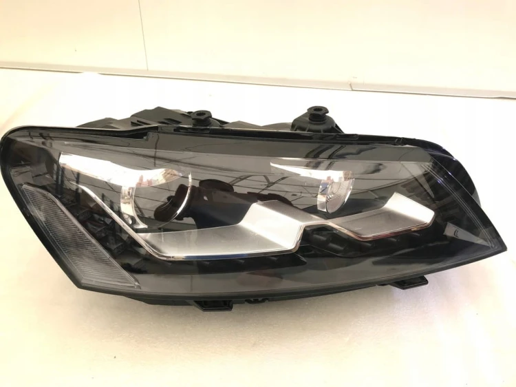 VW PASSAT XENON LAMPA REFLEKTOR PRZEDNI LED 56D941752A PRAWA
