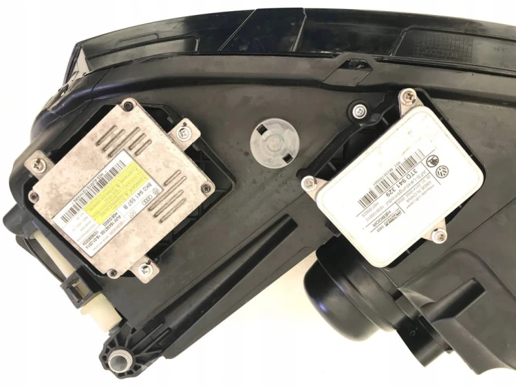 VW PASSAT XENON LAMPA REFLEKTOR PRZEDNI LED 56D941752A PRAWA