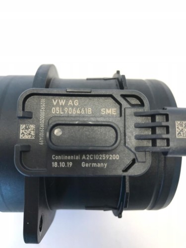 VW GOLF VIII PRZEPŁYWOMIERZ POWIETRZA 05L906461B