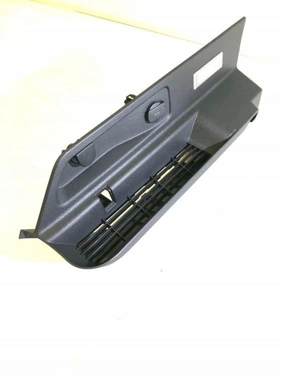 VW SCIROCCO BOCZEK BAGAŻNIKA 1K8867762B