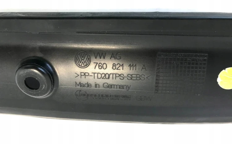 Osłona wygłuszenie błotnika lewa VW TOUAREG III 760821111A