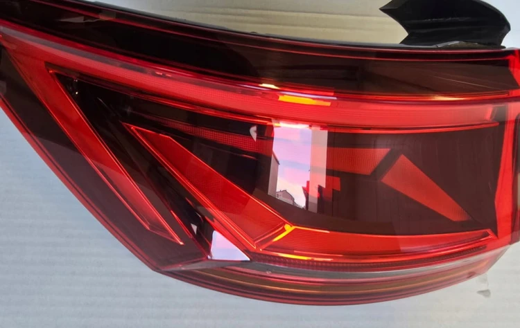 TOUAREG III R-LINE LAMPA TYŁ LEWA LED 760945207