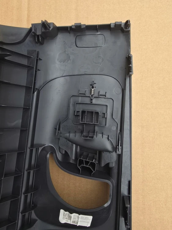 VW ID BUZZ CARGO POSZYCIE SŁAUPKA ŚROKOWEGO GÓRA PASY LEWA 1T3868311A