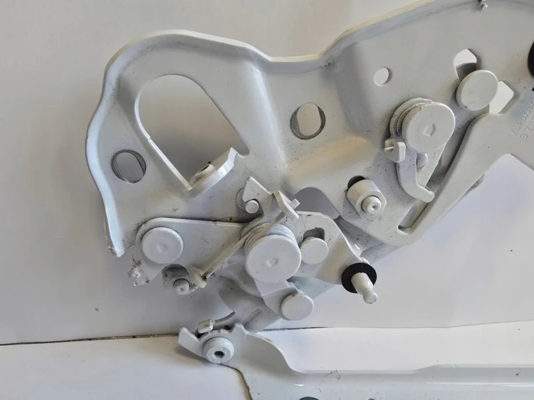 VW TOUAREG III L0K1 ZAWIAS MASKI POKRYWY SILNIKA PRAWY 760823302E