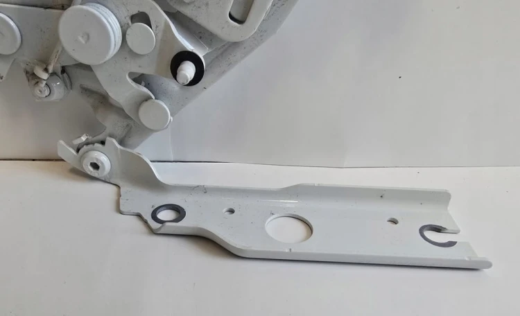 VW TOUAREG III L0K1 ZAWIAS MASKI POKRYWY SILNIKA PRAWY 760823302E