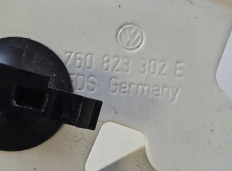 VW TOUAREG III L0K1 ZAWIAS MASKI POKRYWY SILNIKA PRAWY 760823302E
