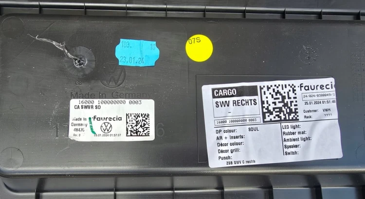 VW ID BUZZ CARGO Tapicerka boczek bagażnika prawa 1T5867036