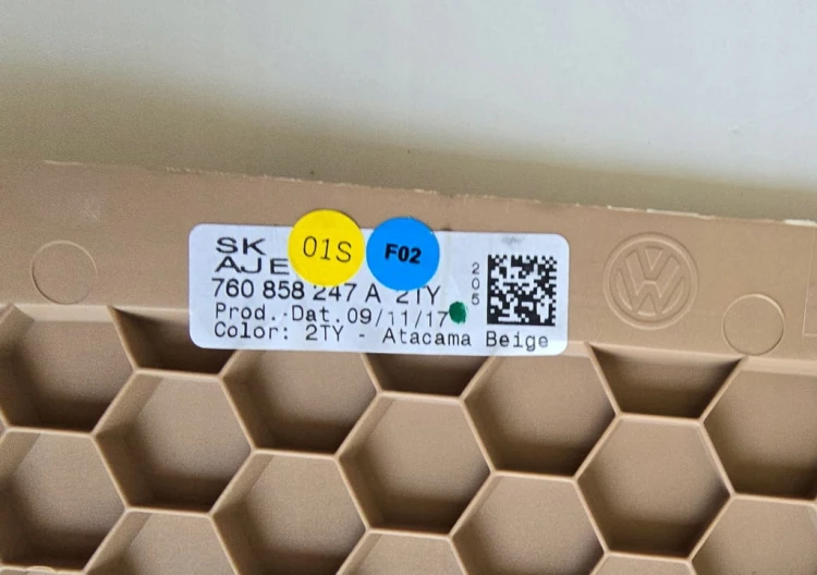 VW TOUAREG III ZAŚLEPKA KONSOLI LEWA OSŁONA 761858247A BEŻOWA