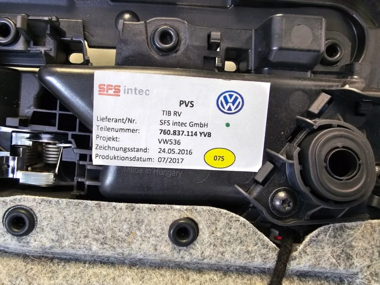 VW TOUAREG III R-LINE TAPICERKA BOCZEK DRZWI PRAWY PRZÓD 761867012J SKÓRA