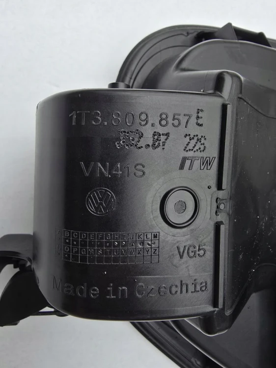 VW ID BUZZ WLEW GNIAZDO ŁADOWANIA KLAPKA LB9A KOMPLET 1T3809857E
