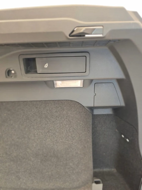 VW TIGUAN PRAWA TAPICERKA BOCZEK BAGAŻNIKA 5NA867428K