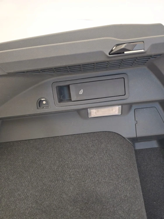 VW TIGUAN PRAWA TAPICERKA BOCZEK BAGAŻNIKA 5NA867428K