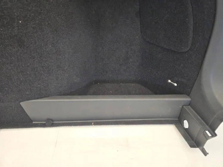 TAPICERKA BOCZEK BAGAŻNIKA PRAWA TYŁ VW GOLF VI KOMBI 1K9867428