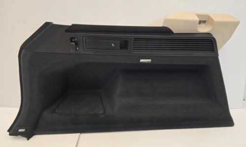 VW TOUAREG III LEWY BOCZEK TAPICERKA BAGAŻNIKA 760867037C KREMOWY PLASTIC