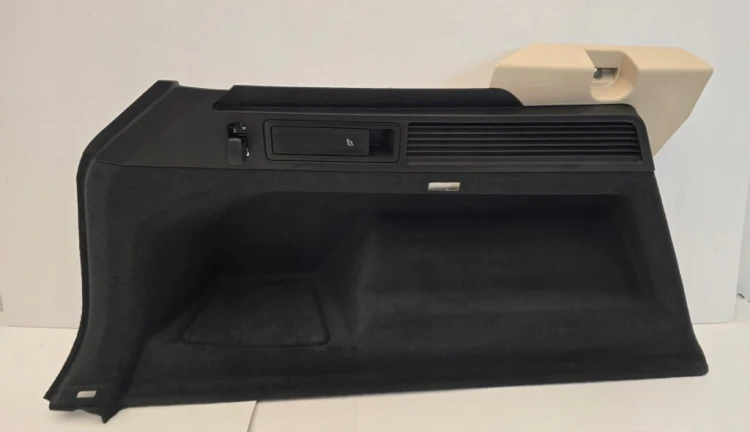 VW TOUAREG III LEWY BOCZEK TAPICERKA BAGAŻNIKA 760867037C KREMOWY PLASTIC