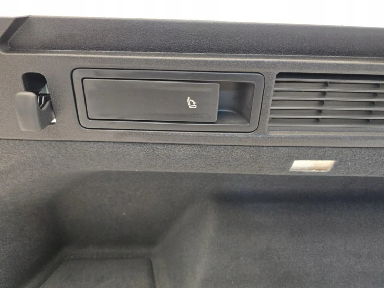 VW TOUAREG III LEWY BOCZEK TAPICERKA BAGAŻNIKA 760867037C KREMOWY PLASTIC
