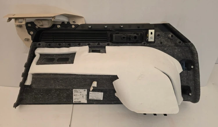VW TOUAREG III LEWY BOCZEK TAPICERKA BAGAŻNIKA 760867037C KREMOWY PLASTIC
