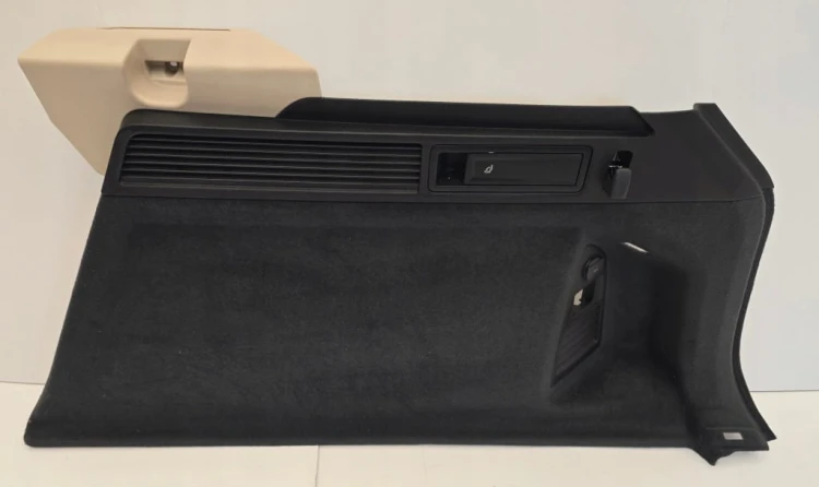 VW TOUAREG III PRAWY BOCZEK TAPICERKA BAGAŻNIKA 760867038C KREMOWY PLASTIC