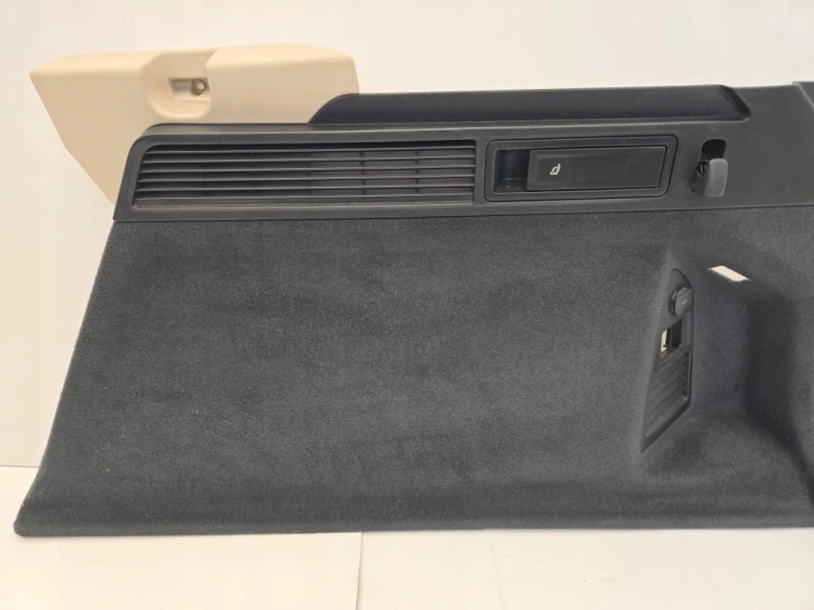 VW TOUAREG III PRAWY BOCZEK TAPICERKA BAGAŻNIKA 760867038C KREMOWY PLASTIC