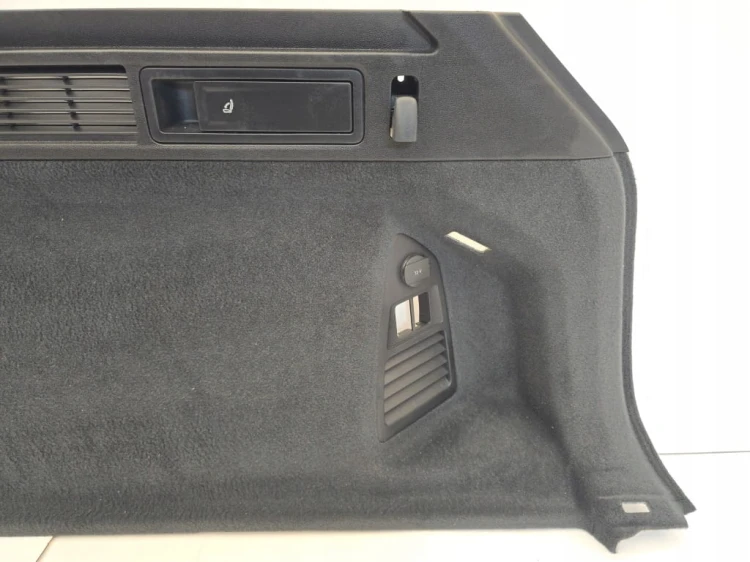 VW TOUAREG III PRAWY BOCZEK TAPICERKA BAGAŻNIKA 760867038C KREMOWY PLASTIC