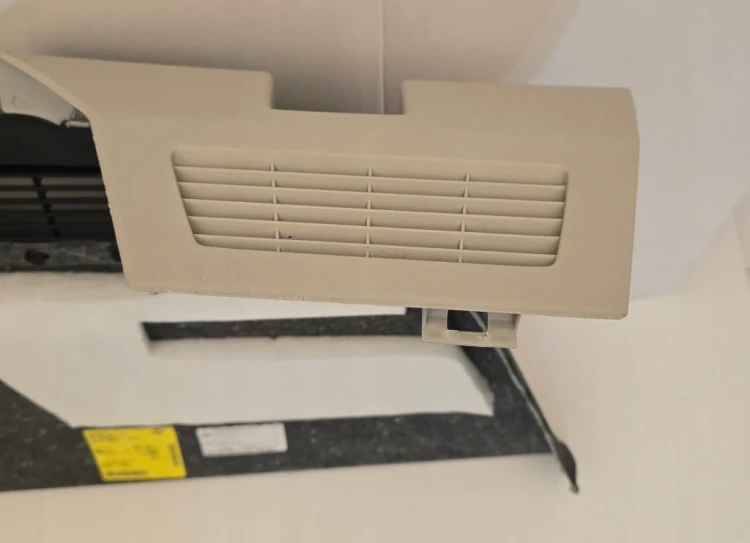 VW TOUAREG III PRAWY BOCZEK TAPICERKA BAGAŻNIKA 760867038C SZARY PLASTIC