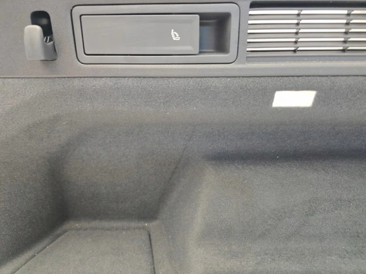 VW TOUAREG III LEWY BOCZEK TAPICERKA BAGAŻNIKA 760867037C SZARY PLASTIC