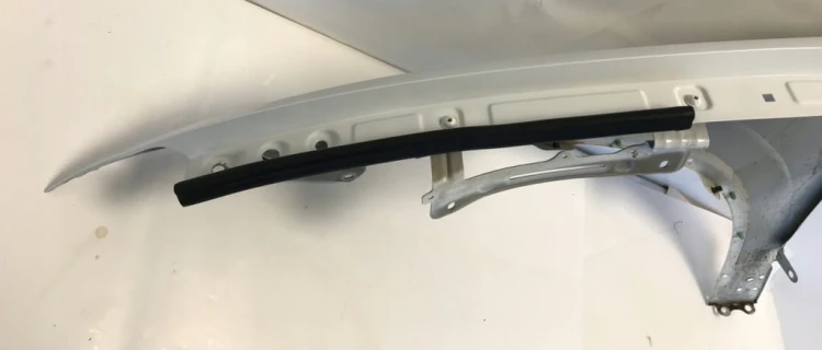 BŁOTNIKI PRAWY PRZÓD PRZEDNI L0K1 VW TOUAREG III R-LINE 760821106