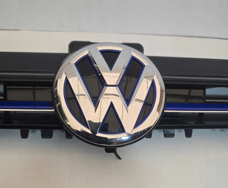 GRILL ATRAPA CHŁODNICY GNIAZDO ŁADOWANIA VW GOLF 7 VII GTE LIFT 5GE853653D