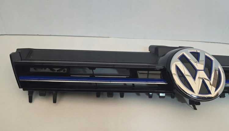 GRILL ATRAPA CHŁODNICY GNIAZDO ŁADOWANIA VW GOLF 7 VII GTE LIFT 5GE853653D