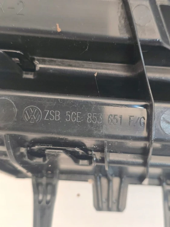 GRILL ATRAPA CHŁODNICY GNIAZDO ŁADOWANIA VW GOLF 7 VII GTE LIFT 5GE853653D