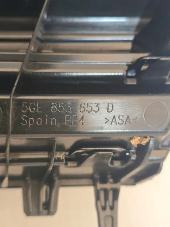 GRILL ATRAPA CHŁODNICY GNIAZDO ŁADOWANIA VW GOLF 7 VII GTE LIFT 5GE853653D
