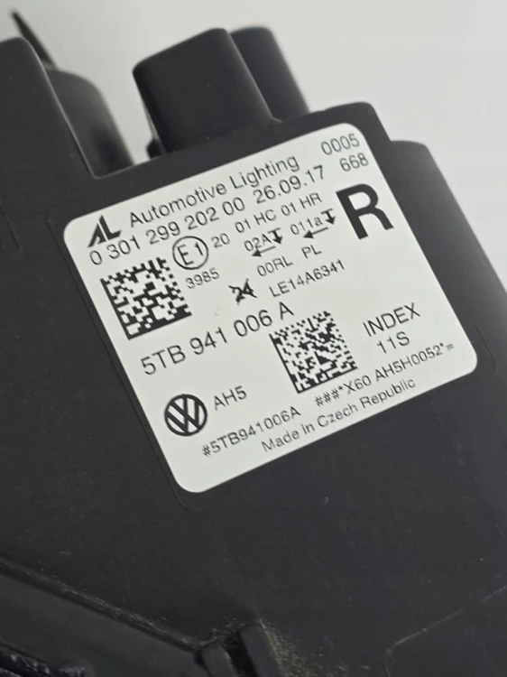 VW TOURAN LAMPA PRAWA PRZEDNIA 5TB941006A WERSJA EU