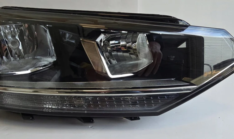 VW TOURAN LAMPA PRAWA PRZEDNIA 5TB941006A WERSJA EU