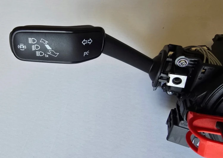 PRZEŁĄCZNIK ŚWIATEŁ WYCIERACZEK TAŚMA VOLKSWAGEN 5Q1953502BA