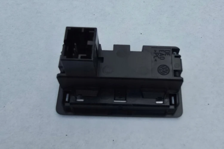 VOKSWAGEN SKODA SEAT AUDI PRZYCISK OTWIERANIA KLAPY BAGŻNIKA 3G0959831B WHS