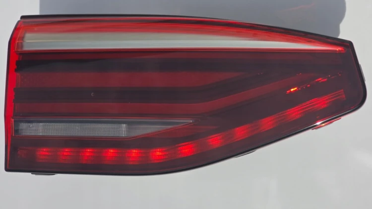 VW T7 MULTIVAN TRANSPORTER LAMPA LED LEWY TYŁ W KLAPĘ 7T0945093B