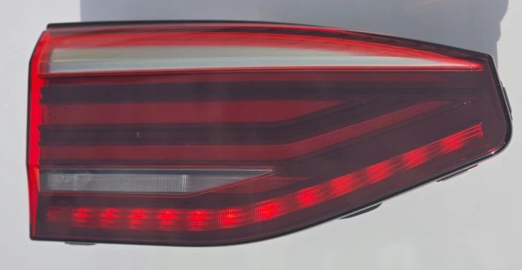 VW T7 MULTIVAN TRANSPORTER LAMPA LED LEWY TYŁ W KLAPĘ 7T0945093B