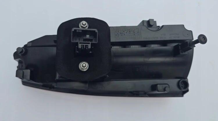 VW T7 MULTIVAN TRANSPORTER LAMPA LED PRAWY TYŁ W KLAPĘ 7T0945094B