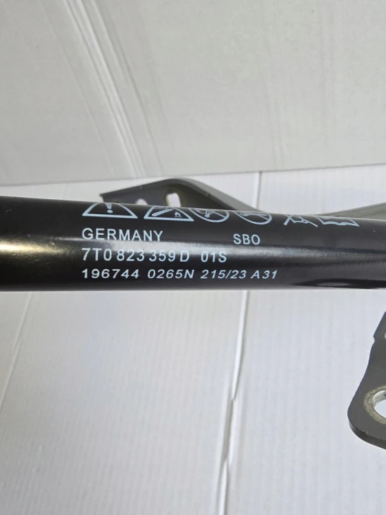 ZAWIAS MASKI PRAWY VW T7 MULTIVAN 7T0823302 SIŁOWNIK 7T0823359D LA7C