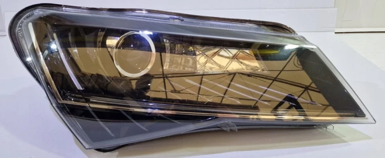 SKODA SUPERB 3 III PRAWA LAMPA PRZÓD REFLEKTOR BI-XENON 3V1941016A