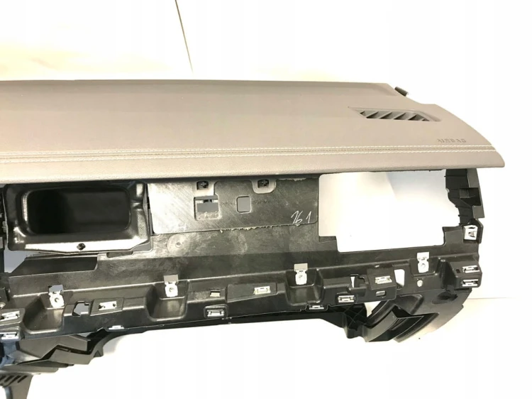 VW TOUAREG III 3 DESKA KOKPIT KONSOLA ROZDZIELCZA HEAD-UP BRĄZOWA