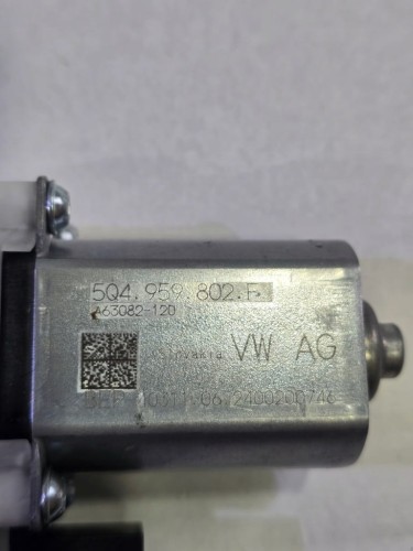 VOLKSWAGEN TIGUAN SILNICZEK PODNOSZENIA SZYBY 5Q4959802F PRAWY TYŁ